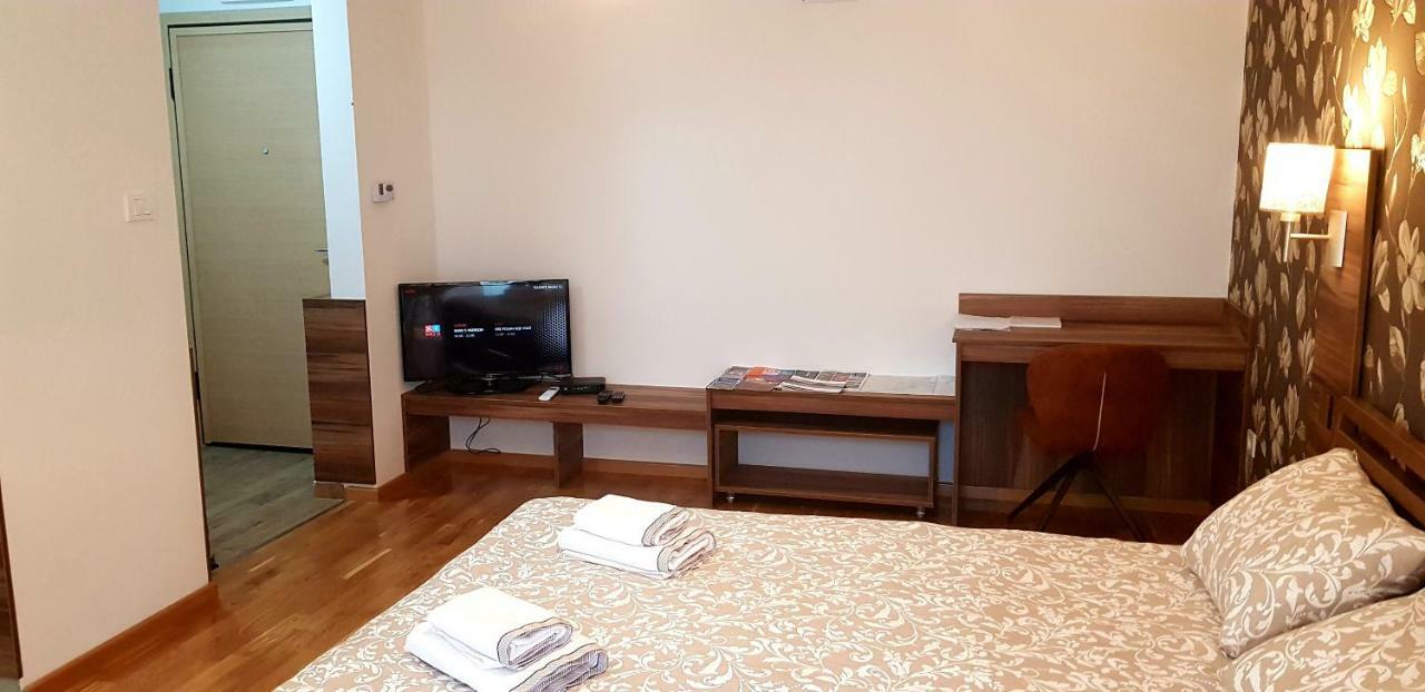 Uki-modern With Parking Apartman *